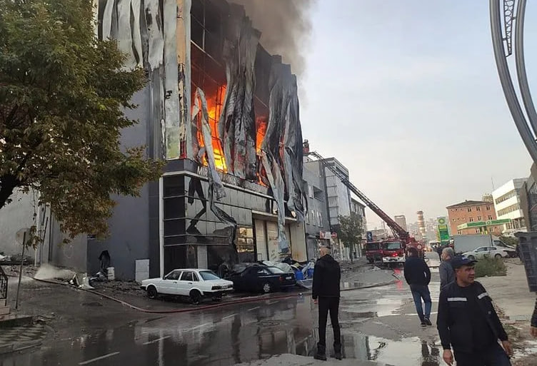 Turkiyada atir zavodida yong‘in chiqdi