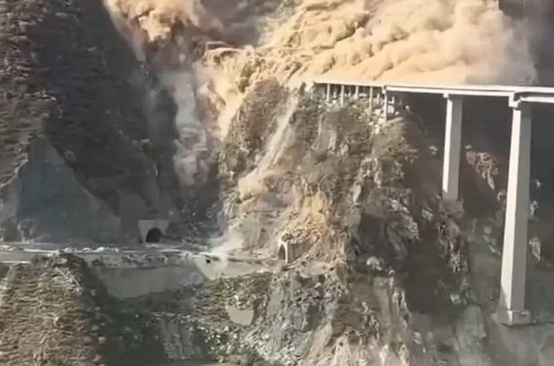 Xitoyning janubi-g‘arbida yangi qurilgan ko‘prikning bir qismi qulab tushdi