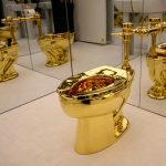 Nyu-Yorkda 18 karat oltindan yasalgan to‘liq ishlaydigan unitaz $12,1 mln ga sotildi