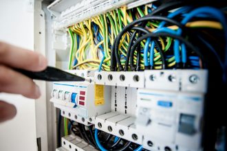 O‘zbekistonlik elektr montajchilari Buyuk Britaniyaga ishga taklif etilmoqda