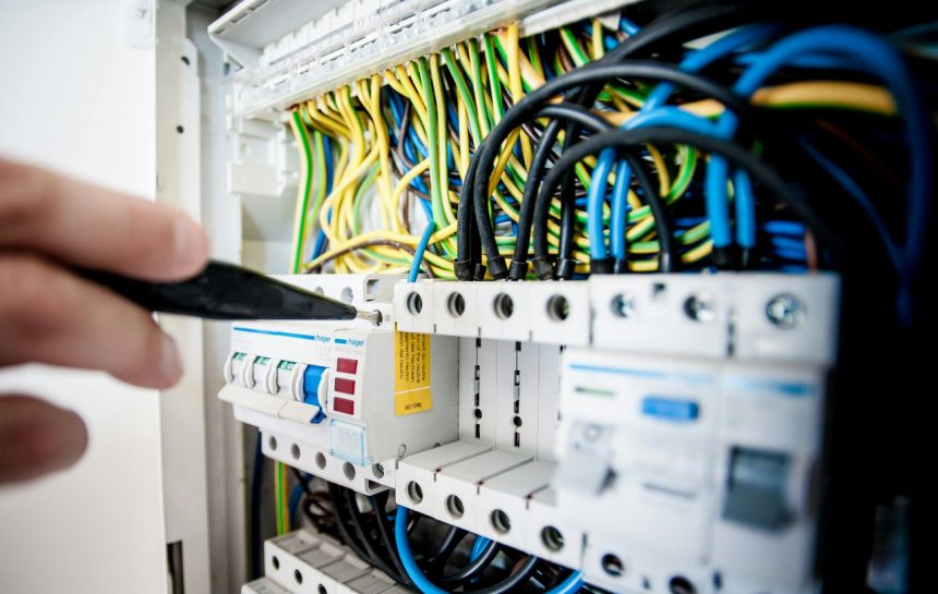 O‘zbekistonlik elektr montajchilari Buyuk Britaniyaga ishga taklif etilmoqda