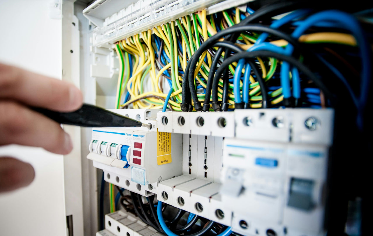 O‘zbekistonlik elektr montajchilari Buyuk Britaniyaga ishga taklif etilmoqda