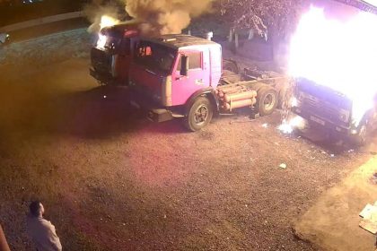 Samarqandda fuqaro qo‘shnilar yuk mashinasiga o‘t qo‘ydi