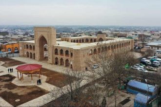 3-dekabr kuni qanday ob-havo kuzatiladi O‘zbekistonda 3-dekabr kuni ob-havo o‘zgaruvchan bo‘ladi va yog‘ingarchilik kutilmaydi. Bu haqda O‘zgidromet xabar bermoqda. Toshkent shahrida havo biroz o‘zgaruvchan bo‘lib, shamol sharqdan 3–8 m/s tezlikda esadi. Harorat kechasi 0–2 daraja iliq, kunduzi esa 13–15 daraja iliq bo‘lishi aytilmoqda. Qoraqalpog‘iston va Xorazmda yog‘ingarchilik bo‘lmaydi, ba’zi joylarda tuman kuzatilishi mumkin. Shamol 7–12 m/s, harorat kechasi 4 daraja sovuqdan 1 daraja iliqqacha, kunduzi 5–10 daraja iliq atrofida bo‘ladi. Buxoro va Navoiy viloyatlarida ham yog‘ingarchilik kutilmaydi. Ayrim hududlarda tuman tushishi mumkin. Shamol sharqdan 7–12 m/s esadi. Harorat kechasi 2 daraja sovuqdan 3 daraja iliqqacha, kunduzi 10–15 daraja iliq bo‘ladi. Toshkent, Samarqand, Sirdaryo va Jizzax viloyatlarida havo o‘zgaruvchan, yog‘ingarchilik kuzatilmaydi. Ba’zi hududlarda tuman bo‘lishi ehtimol qilinmoqda. Harorat kechasi 2 daraja sovuqdan 3 daraja iliqqacha, kunduzi 10–15 daraja iliq bo‘ladi. Qashqadaryo va Surxondaryoda havo ochiq bo‘lib, shamol 7–12 m/s tezlikda esadi. Harorat kechasi 0–5 daraja, kunduzi esa 13–18 daraja iliqni tashkil etadi. Andijon, Namangan va Farg‘onada yog‘ingarchilik bo‘lmaydi, tuman kuzatilishi mumkin. Shamol 5–10 m/s, harorat kechasi 3 daraja sovuqdan 2 daraja iliqqacha, kunduzi esa 8–13 daraja iliq bo‘ladi. Tog‘li hududlarda havo biroz o‘zgaruvchan bo‘lib, yog‘ingarchilik kutilmaydi. Shamol sharqdan 7–12 m/s esadi. Harorat kechasi 2 daraja sovuqdan 3 daraja iliqqacha, kunduzi esa 5–10 daraja iliq bo‘lishi prognoz qilingan. Qaynoq24.uz 2-dekabr kuni qanday ob-havo kuzatilishi haqida yozgan edi.