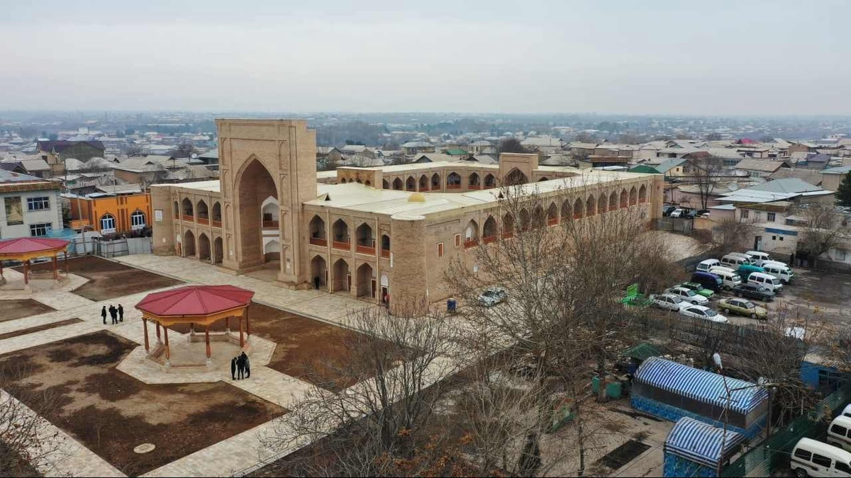 3-dekabr kuni qanday ob-havo kuzatiladi O‘zbekistonda 3-dekabr kuni ob-havo o‘zgaruvchan bo‘ladi va yog‘ingarchilik kutilmaydi. Bu haqda O‘zgidromet xabar bermoqda. Toshkent shahrida havo biroz o‘zgaruvchan bo‘lib, shamol sharqdan 3–8 m/s tezlikda esadi. Harorat kechasi 0–2 daraja iliq, kunduzi esa 13–15 daraja iliq bo‘lishi aytilmoqda. Qoraqalpog‘iston va Xorazmda yog‘ingarchilik bo‘lmaydi, ba’zi joylarda tuman kuzatilishi mumkin. Shamol 7–12 m/s, harorat kechasi 4 daraja sovuqdan 1 daraja iliqqacha, kunduzi 5–10 daraja iliq atrofida bo‘ladi. Buxoro va Navoiy viloyatlarida ham yog‘ingarchilik kutilmaydi. Ayrim hududlarda tuman tushishi mumkin. Shamol sharqdan 7–12 m/s esadi. Harorat kechasi 2 daraja sovuqdan 3 daraja iliqqacha, kunduzi 10–15 daraja iliq bo‘ladi. Toshkent, Samarqand, Sirdaryo va Jizzax viloyatlarida havo o‘zgaruvchan, yog‘ingarchilik kuzatilmaydi. Ba’zi hududlarda tuman bo‘lishi ehtimol qilinmoqda. Harorat kechasi 2 daraja sovuqdan 3 daraja iliqqacha, kunduzi 10–15 daraja iliq bo‘ladi. Qashqadaryo va Surxondaryoda havo ochiq bo‘lib, shamol 7–12 m/s tezlikda esadi. Harorat kechasi 0–5 daraja, kunduzi esa 13–18 daraja iliqni tashkil etadi. Andijon, Namangan va Farg‘onada yog‘ingarchilik bo‘lmaydi, tuman kuzatilishi mumkin. Shamol 5–10 m/s, harorat kechasi 3 daraja sovuqdan 2 daraja iliqqacha, kunduzi esa 8–13 daraja iliq bo‘ladi. Tog‘li hududlarda havo biroz o‘zgaruvchan bo‘lib, yog‘ingarchilik kutilmaydi. Shamol sharqdan 7–12 m/s esadi. Harorat kechasi 2 daraja sovuqdan 3 daraja iliqqacha, kunduzi esa 5–10 daraja iliq bo‘lishi prognoz qilingan. Qaynoq24.uz 2-dekabr kuni qanday ob-havo kuzatilishi haqida yozgan edi.