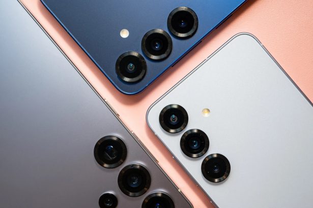 Samsung S26 Ultra quvvatlash tizimi haqida yangi ma’lumotlar paydo bo‘ldi Samsung S26 Ultra quvvatlash tizimi haqida yangi ma’lumotlar paydo bo‘ldi. Bu haqda Gizchina nashri xabar bermoqda. One UI 8.5 sinov paketida “Super fast wireless charge” degan yangi kod paydo bo‘ldi. Bu esa S26 seriyasida simsiz quvvatlash ancha tezlashishini ko‘rsatmoqda. Samsung besh yil davomida simsiz quvvatlashni 15 Vt darajasida ushlab kelgan. Raqobatchilar esa 50–60 Vt va undan yuqoriga chiqib bo‘lgan edi. Endi esa S26 Ultra modeli 25 Vt simsiz quvvatlashni qo‘llashi aytilmoqda. S26 va S26 Plus modellari esa 20 Vt atrofida bo‘lishi mumkin. Kodda kabel orqali quvvatlash ham yangilanayotgani ko‘rinadi. Ma’lumotlarga ko‘ra, S26 Ultra 60 Vtgacha tezkor quvvat olish imkonini beradi. Bu avvalgi 45 Vt chegarasidan ancha yuqori bo‘lib, umumiy quvvat samaradorligini 40 foizgacha oshirishi aytilmoqda. Bunday oshish kundalik foydalanishda sezilarli qulaylik beradi. Atigi 10 daqiqalik zaryad bilan telefon ancha uzoq vaqt ishlashi mumkin bo‘ladi. Bu ish kuni yoki safar paytida foydalanuvchilar uchun katta afzallikdir. Yangi kod Samsungning strategiyasida o‘zgarish bo‘layotganini ham ko‘rsatadi. Kompaniya yillar davomida ehtiyotkorlik bilan quvvatlash tezligini cheklab kelgan. Endi esa tezkor zaryadlash bo‘yicha raqobatchilardan ortda qolishni kamaytirishga intilmoqda. Qaynoq24.uz Samsung Galaxy S26 Plus va S26 Ultra smartfonlari haqida batafsil yozgan edi.