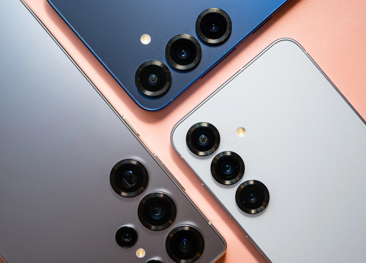 Samsung S26 Ultra quvvatlash tizimi haqida yangi ma’lumotlar paydo bo‘ldi Samsung S26 Ultra quvvatlash tizimi haqida yangi ma’lumotlar paydo bo‘ldi. Bu haqda Gizchina nashri xabar bermoqda. One UI 8.5 sinov paketida “Super fast wireless charge” degan yangi kod paydo bo‘ldi. Bu esa S26 seriyasida simsiz quvvatlash ancha tezlashishini ko‘rsatmoqda. Samsung besh yil davomida simsiz quvvatlashni 15 Vt darajasida ushlab kelgan. Raqobatchilar esa 50–60 Vt va undan yuqoriga chiqib bo‘lgan edi. Endi esa S26 Ultra modeli 25 Vt simsiz quvvatlashni qo‘llashi aytilmoqda. S26 va S26 Plus modellari esa 20 Vt atrofida bo‘lishi mumkin. Kodda kabel orqali quvvatlash ham yangilanayotgani ko‘rinadi. Ma’lumotlarga ko‘ra, S26 Ultra 60 Vtgacha tezkor quvvat olish imkonini beradi. Bu avvalgi 45 Vt chegarasidan ancha yuqori bo‘lib, umumiy quvvat samaradorligini 40 foizgacha oshirishi aytilmoqda. Bunday oshish kundalik foydalanishda sezilarli qulaylik beradi. Atigi 10 daqiqalik zaryad bilan telefon ancha uzoq vaqt ishlashi mumkin bo‘ladi. Bu ish kuni yoki safar paytida foydalanuvchilar uchun katta afzallikdir. Yangi kod Samsungning strategiyasida o‘zgarish bo‘layotganini ham ko‘rsatadi. Kompaniya yillar davomida ehtiyotkorlik bilan quvvatlash tezligini cheklab kelgan. Endi esa tezkor zaryadlash bo‘yicha raqobatchilardan ortda qolishni kamaytirishga intilmoqda. Qaynoq24.uz Samsung Galaxy S26 Plus va S26 Ultra smartfonlari haqida batafsil yozgan edi.