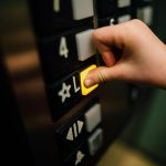 Toshkentda liftda begona qizga shilqimlik qilgan yigit 5 sutkaga qamaldi