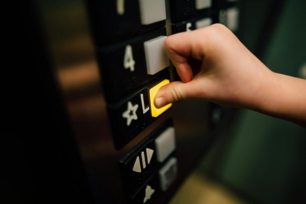 Toshkentda liftda begona qizga shilqimlik qilgan yigit 5 sutkaga qamaldi