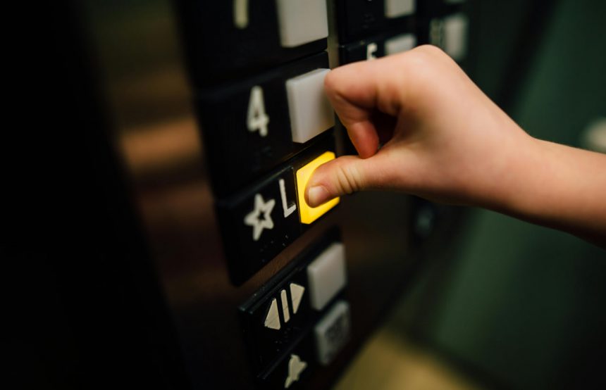 Toshkentda liftda begona qizga shilqimlik qilgan yigit 5 sutkaga qamaldi