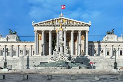 Avstriya 14 yoshgacha bo‘lgan qizlarning maktabda ro‘mol o‘rashini taqiqlovchi qonunni qabul qildi