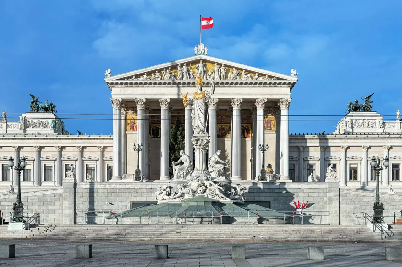 Avstriya 14 yoshgacha bo‘lgan qizlarning maktabda ro‘mol o‘rashini taqiqlovchi qonunni qabul qildi