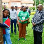 Keniyada ekofaol uch sutka daraxtni quchoqlab, rekord o‘rnatdi