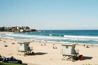 Bondi plyajidagi otishma: tirik qolgan gumondor 15 ta qotillikda ayblandi