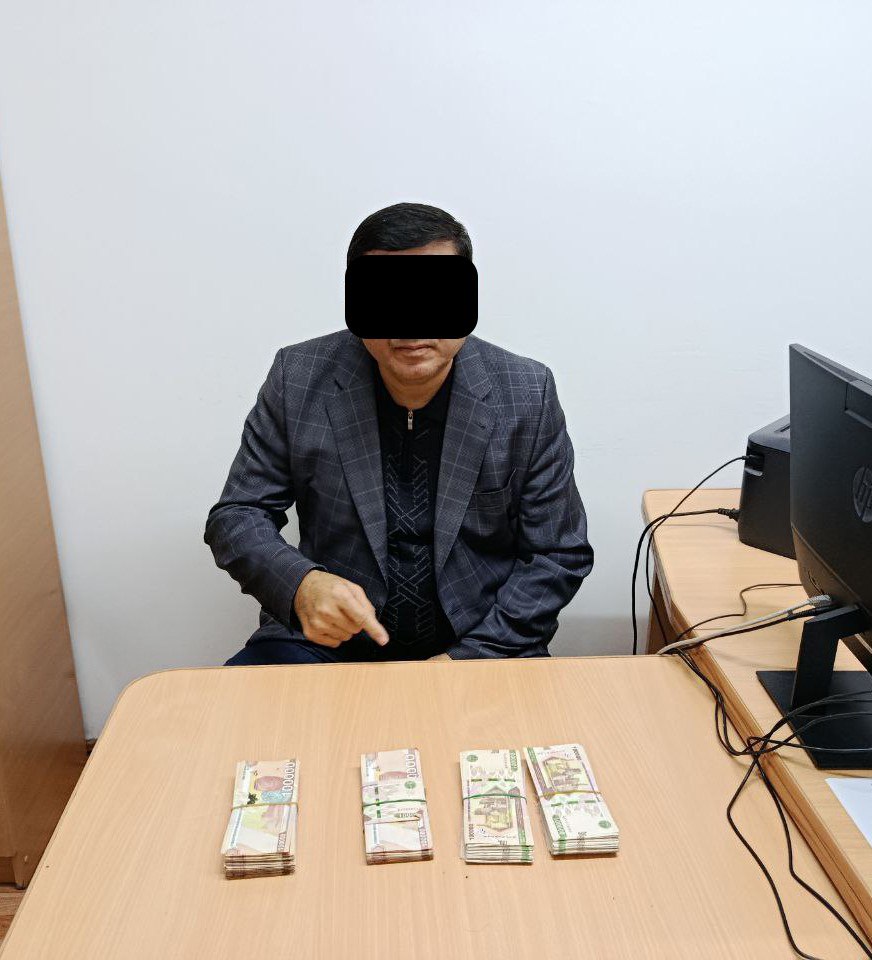 Navoiy viloyatida universitetning mansabdor xodimi pora bilan ushlandi