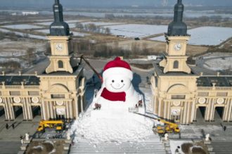 Xitoyda noodatiy 19 metrli qorbola yasaldi