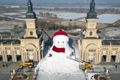 Xitoyda noodatiy 19 metrli qorbola yasaldi