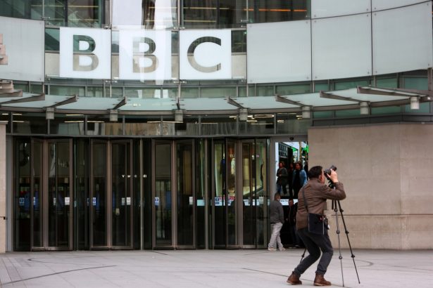 BBC Trampning 10 milliard dollarlik da’vosini bekor qilishni so‘ramoqda
