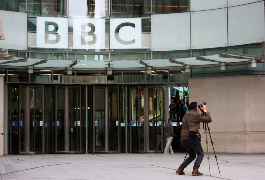 BBC Trampning 10 milliard dollarlik da’vosini bekor qilishni so‘ramoqda