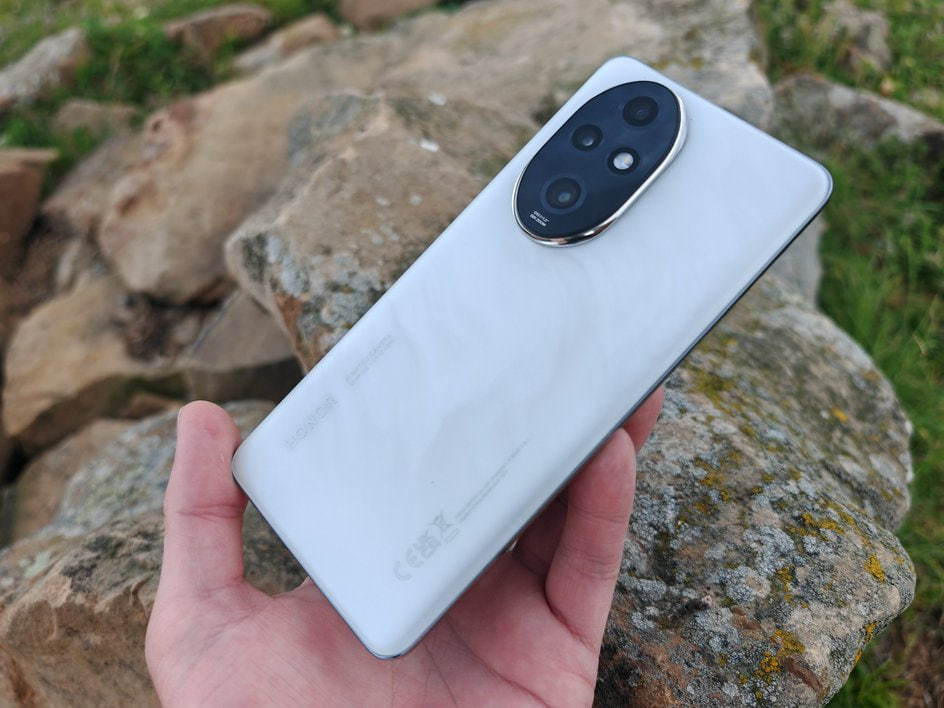 Honor 200 smartfonining narxi keskin tushdi