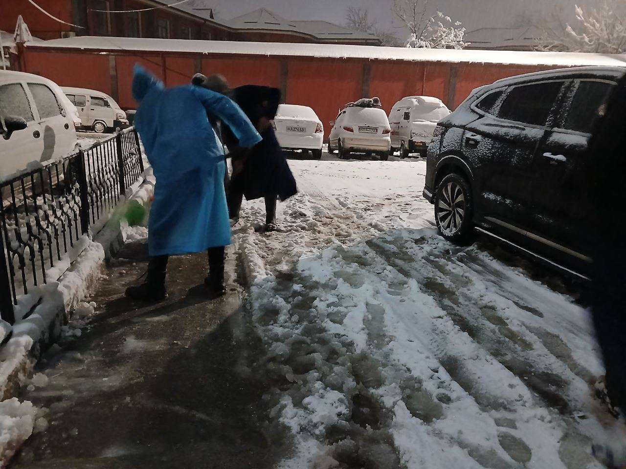 Toshkentda qorni tozalashga 1000 dan ortiq odam jalb qilindi