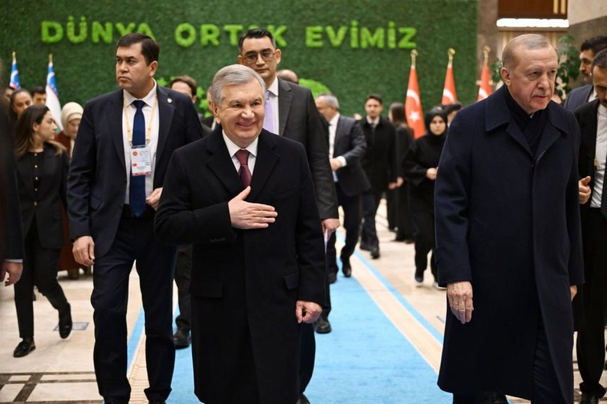 Rajab Toyyib Erdo‘g‘an: O‘zbekiston farovonligi uchun bor imkoniyatni ishga solamiz Turkiya prezidenti Rajab Toyyib Erdo‘g‘an O‘zbekiston va Markaziy Osiyo farovonligi yo‘lida Anqara barcha choralarni ko‘rishga tayyor ekanini bildirdi. Bu haqda u O‘zbekiston prezidenti Shavkat Mirziyoyev bilan o‘tgan uchrashuvdan so‘ng tashkil etilgan matbuot anjumanida aytib o‘tdi. Erdo‘g‘an so‘zlarini Anadolu axborot agentligi keltirdi. Uning ta’kidlashicha, davlatlar hamjihatlikda harakat qilsa, “turkiy asr” tarixida muhim iz qoldirish mumkin bo‘ladi. Turkiya rahbari Toshkent va Anqara til, qadriyat va amaliy hamkorlikda yanada yaqinlashib borishini qayd etdi. Erdo‘g‘an ikki davlat o‘rtasidagi savdo hajmi $5 mlrdgacha yetishiga ishonch bildirdi. Ma’lumotlarga ko‘ra, 2025-yilda O‘zbekiston va Turkiya o‘rtasidagi tovar aylanmasi $3,02 mlrdni tashkil etgan. 2024-yilda bu ko‘rsatkich $3,03 mlrd bo‘lgan. Turkiya prezidenti O‘zbekistonning gumanitar tashabbuslarini ham yuksak baholadi. U Falastin xalqini qo‘llab-quvvatlash uchun jamg‘arma tashkil etilgani va Turkiyadagi zilzila oqibatlarini bartaraf etishga berilgan yordamni alohida tilga oldi. Xususan, Arsus shahrida turar joy majmuasi qurilgani qayd etildi. Yangi uylar kalitlarini topshirish marosimida Shavkat Mirziyoyev Navro‘z bayrami kunlari zilziladan zarar ko‘rgan oilalar guruhini O‘zbekistonda qabul qilishga tayyor ekanini ma’lum qildi. Ushbu tashabbus Turkiya rahbari tomonidan qo‘llab-quvvatlandi.