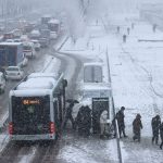 31-yanvar kuni qanday ob-havo kuzatiladi O‘zbekiston hududida 31-yanvar kuni ob-havo o‘zgaruvchan bo‘ladi. Bir qator hududlarda yomg‘ir yog‘ishi mumkin. Bu haqda O‘zgidromet xabar berdi. Toshkent shahrida havo o‘zgaruvchan bo‘ladi, ayrim paytlarda yomg‘ir yog‘ishi mumkin. Shamol g‘arbdan 3–8 m/s tezlikda esadi. Havo harorati kechasi 1 daraja sovuqdan 1 daraja iliqqacha, kunduzi esa 8–10 daraja iliq bo‘ladi. Qoraqalpog‘iston Respublikasi va Xorazm viloyatida yog‘ingarchilik kutilmaydi, ammo ba’zi hududlarga tuman tushishi mumkin. Ayrim yo‘llarda yaxmalak ehtimoli mavjud. Shamol g‘arbdan 7–12 m/s tezlikda esadi. Kechasi harorat 0–5 daraja sovuq, kunduzi esa 0–5 daraja iliq bo‘lishi prognoz qilinmoqda. Buxoro va Navoiy viloyatlarida havo o‘zgaruvchan bo‘lib, ayrim joylarda yomg‘ir yog‘ishi va tuman tushishi mumkin. Yo‘llarning ayrim qismlarida yaxmalak kuzatiladi. Shamol g‘arbdan 7–12 m/s tezlikda esadi. Kechasi havo 2 daraja sovuqdan 3 daraja iliqqacha, kunduzi 6–11 daraja iliq bo‘ladi. Toshkent viloyati, Sirdaryo, Jizzax va Samarqand viloyatlarida ham shunga o‘xshash ob-havo saqlanadi. Ba’zi joylarda yomg‘ir yog‘ishi va tuman tushishi ehtimoli bor. Yo‘llarda yaxmalak bo‘lishi mumkin. Shamol g‘arbdan 7–12 m/s tezlikda esadi. Harorat kechasi 2 daraja sovuqdan 3 daraja iliqqacha, kunduzi 6–11 daraja iliqni tashkil etadi. Qashqadaryo va Surxondaryo viloyatlarida ba’zi joylarda yomg‘ir yog‘ishi, tuman tushishi mumkin. Yo‘llarda ayrim hududlarda yaxmalak kuzatiladi. Shamol g‘arbdan 7–12 m/s tezlikda esadi. Kechasi havo 0–5 daraja iliq, kunduzi esa 8–13 daraja iliq bo‘ladi. Andijon, Namangan va Farg‘ona viloyatlarida yog‘ingarchilik kutilmaydi, biroq ayrim joylarga tuman tushishi mumkin. Yo‘llarda yaxmalak ehtimoli saqlanib qoladi. Shamol g‘arbdan 5–10 m/s tezlikda esadi. Harorat kechasi 3 daraja sovuqdan 2 daraja iliqqacha, kunduzi 3–8 daraja iliq bo‘ladi. Respublikaning tog‘li hududlarida havo o‘zgaruvchan bo‘lib, ayrim joylarda qor yog‘ishi va tuman tushishi mumkin. Yo‘llarda ba’zi joylarda yaxmalak kuzatiladi. Qor ko‘chishi xavfi mavjud. Shamol g‘arbdan 7–12 m/s tezlikda esadi. Kechasi havo 4–9 daraja sovuq, kunduzi esa 2 daraja sovuqdan 3 daraja iliqqacha bo‘lishi prognoz qilinmoqda. Qaynoq24.uz 29-yanvar kuni qanday ob-havo kuzatilishi haqida yozgan edi.