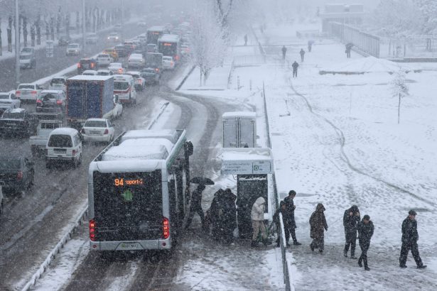 31-yanvar kuni qanday ob-havo kuzatiladi O‘zbekiston hududida 31-yanvar kuni ob-havo o‘zgaruvchan bo‘ladi. Bir qator hududlarda yomg‘ir yog‘ishi mumkin. Bu haqda O‘zgidromet xabar berdi. Toshkent shahrida havo o‘zgaruvchan bo‘ladi, ayrim paytlarda yomg‘ir yog‘ishi mumkin. Shamol g‘arbdan 3–8 m/s tezlikda esadi. Havo harorati kechasi 1 daraja sovuqdan 1 daraja iliqqacha, kunduzi esa 8–10 daraja iliq bo‘ladi. Qoraqalpog‘iston Respublikasi va Xorazm viloyatida yog‘ingarchilik kutilmaydi, ammo ba’zi hududlarga tuman tushishi mumkin. Ayrim yo‘llarda yaxmalak ehtimoli mavjud. Shamol g‘arbdan 7–12 m/s tezlikda esadi. Kechasi harorat 0–5 daraja sovuq, kunduzi esa 0–5 daraja iliq bo‘lishi prognoz qilinmoqda. Buxoro va Navoiy viloyatlarida havo o‘zgaruvchan bo‘lib, ayrim joylarda yomg‘ir yog‘ishi va tuman tushishi mumkin. Yo‘llarning ayrim qismlarida yaxmalak kuzatiladi. Shamol g‘arbdan 7–12 m/s tezlikda esadi. Kechasi havo 2 daraja sovuqdan 3 daraja iliqqacha, kunduzi 6–11 daraja iliq bo‘ladi. Toshkent viloyati, Sirdaryo, Jizzax va Samarqand viloyatlarida ham shunga o‘xshash ob-havo saqlanadi. Ba’zi joylarda yomg‘ir yog‘ishi va tuman tushishi ehtimoli bor. Yo‘llarda yaxmalak bo‘lishi mumkin. Shamol g‘arbdan 7–12 m/s tezlikda esadi. Harorat kechasi 2 daraja sovuqdan 3 daraja iliqqacha, kunduzi 6–11 daraja iliqni tashkil etadi. Qashqadaryo va Surxondaryo viloyatlarida ba’zi joylarda yomg‘ir yog‘ishi, tuman tushishi mumkin. Yo‘llarda ayrim hududlarda yaxmalak kuzatiladi. Shamol g‘arbdan 7–12 m/s tezlikda esadi. Kechasi havo 0–5 daraja iliq, kunduzi esa 8–13 daraja iliq bo‘ladi. Andijon, Namangan va Farg‘ona viloyatlarida yog‘ingarchilik kutilmaydi, biroq ayrim joylarga tuman tushishi mumkin. Yo‘llarda yaxmalak ehtimoli saqlanib qoladi. Shamol g‘arbdan 5–10 m/s tezlikda esadi. Harorat kechasi 3 daraja sovuqdan 2 daraja iliqqacha, kunduzi 3–8 daraja iliq bo‘ladi. Respublikaning tog‘li hududlarida havo o‘zgaruvchan bo‘lib, ayrim joylarda qor yog‘ishi va tuman tushishi mumkin. Yo‘llarda ba’zi joylarda yaxmalak kuzatiladi. Qor ko‘chishi xavfi mavjud. Shamol g‘arbdan 7–12 m/s tezlikda esadi. Kechasi havo 4–9 daraja sovuq, kunduzi esa 2 daraja sovuqdan 3 daraja iliqqacha bo‘lishi prognoz qilinmoqda. Qaynoq24.uz 29-yanvar kuni qanday ob-havo kuzatilishi haqida yozgan edi.