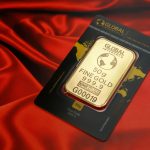 5-fevral kuni oltin quymalari qanday narxda sotiladi Markaziy bank tomonidan 5-fevral uchun oltin quymalarinin g narxlari e’lon qilindi. Unga ko‘ra, 5 grammli oltin quymaning sotish narxi 10 020 000 so‘mni tashkil etdi. Qadog‘i but holatda qayta sotib olish narxi 9 725 000 so‘m, qadog‘i buzilgan yoki texnik talablarga mos kelmaydigan holatda esa 9 627 000 so‘m etib belgilandi. 10 grammli oltin quymaning sotish narxi 20 040 000 so‘mga teng. Bunda qadog‘i but quymaning qayta sotib olish bahosi 19 451 000 so‘m, texnik ekspertizadan so‘ng yaroqli deb topilgan, ammo qadog‘i buzilgan holatda 19 254 000 so‘mni tashkil etdi. 20 grammli oltin quymalar 40 080 000 so‘mdan sotilmoqda. Qadog‘i but holda qayta sotib olish narxi 38 901 000 so‘m, qadog‘i buzilgan holatda esa 38 508 000 so‘m etib belgilangan. 50 grammli oltin quymaning sotish narxi 100 200 000 so‘mga teng bo‘ldi. Ushbu quymani banklar qadog‘i but bo‘lsa 97 253 000 so‘mdan, qadoqlanishi buzilgan holatda esa 96 271 000 so‘mdan qayta sotib olmoqda. 100 grammli oltin quymalarning sotish bahosi 200 400 000 so‘mni tashkil etdi. Qadog‘i but holda qayta sotib olish narxi 194 506 000 so‘m, texnik talablarga mos kelmagan qadoq bilan topshirilganda esa 192 541 000 so‘m etib belgilandi. Qaynoq24.uz 5-fevral kuni valyutalar kursi qanday qiymatda bo‘lishi haqioda yozgan edi.