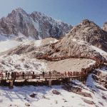 6-fevralga ob-havo prognozi e’lon qilindi 5-fevral soat 20:00 dan 6-fevral soat 20:00 gacha O‘zbekiston hududida havo o‘zgaruvchan bo‘ladi. Ayrim joylarda yog‘ingarchilik kuzatiladi, yomg‘ir qorga aylanishi mumkin. Ko‘plab hududlarda tuman tushishi ehtimoli bor. Toshkent shahrida vaqti-vaqti bilan yog‘ingarchilik bo‘ladi. Shamol g‘arbdan 3–8 m/s tezlikda esadi. Havo harorati kechasi va kunduzi 3–5 daraja iliq atrofida bo‘ladi. Qoraqalpog‘iston Respublikasi va Xorazm viloyatida yog‘ingarchilik kutilmaydi, ayrim hududlarda tuman tushishi mumkin. Shamol g‘arbdan 7–12 m/s tezlikda esadi. Harorat kechasi 7–12 daraja sovuq, ba’zi joylarda 14 daraja sovuqqacha tushadi. Kunduzi 0–5 daraja sovuq bo‘ladi, Ustyurt hududida esa kechasi 15–18 daraja sovuq, kunduzi 9–12 daraja sovuq bo‘lishi kutilmoqda. Buxoro va Navoiy viloyatlarida ba’zi joylarda yog‘ingarchilik bo‘ladi, tuman tushishi ehtimoli mavjud. Shamol g‘arbdan sharqqa burilib, 7–12 m/s tezlikda esadi, ayrim joylarda 18 m/s gacha kuchayadi. Harorat kechasi 2 daraja sovuqdan 3 daraja iliqqacha, kunduzi esa 2–7 daraja iliq bo‘ladi. Toshkent viloyati, Sirdaryo, Jizzax va Samarqand viloyatlarida ham o‘zgaruvchan ob-havo saqlanadi. Ayrim hududlarda yog‘ingarchilik va tuman kuzatiladi. Harorat kechasi va kunduzi 1–6 daraja iliq bo‘ladi. Qashqadaryo va Surxondaryo viloyatlarida yog‘ingarchilik ehtimoli bor. Harorat kechasi 0–5 daraja iliq, kunduzi esa 5–10 daraja iliq bo‘lishi kutilmoqda. Shamol sharqdan 7–12 m/s tezlikda esadi, ayrim joylarda kuchayishi mumkin. Andijon, Namangan va Farg‘ona viloyatlarida ham tuman va yog‘ingarchilik ehtimoli saqlanib qoladi. Shamol sharqdan 5–10 m/s tezlikda esadi, harorat kechasi va kunduzi 1–6 daraja iliq bo‘ladi. Respublikaning tog‘li hududlarida vaqti-vaqti bilan yomg‘ir va qor yog‘adi, ayrim joylarda kuchli bo‘lishi mumkin. Tuman tushadi va qor ko‘chishi xavfi mavjud. Harorat kechasi va kunduzi 2–7 daraja sovuq bo‘ladi. Qaynoq24.uz 5-fevral kuni qanday ob-havo kuzatilishi haqida yozgan edi.