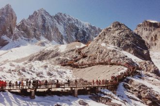 6-fevralga ob-havo prognozi e’lon qilindi 5-fevral soat 20:00 dan 6-fevral soat 20:00 gacha O‘zbekiston hududida havo o‘zgaruvchan bo‘ladi. Ayrim joylarda yog‘ingarchilik kuzatiladi, yomg‘ir qorga aylanishi mumkin. Ko‘plab hududlarda tuman tushishi ehtimoli bor. Toshkent shahrida vaqti-vaqti bilan yog‘ingarchilik bo‘ladi. Shamol g‘arbdan 3–8 m/s tezlikda esadi. Havo harorati kechasi va kunduzi 3–5 daraja iliq atrofida bo‘ladi. Qoraqalpog‘iston Respublikasi va Xorazm viloyatida yog‘ingarchilik kutilmaydi, ayrim hududlarda tuman tushishi mumkin. Shamol g‘arbdan 7–12 m/s tezlikda esadi. Harorat kechasi 7–12 daraja sovuq, ba’zi joylarda 14 daraja sovuqqacha tushadi. Kunduzi 0–5 daraja sovuq bo‘ladi, Ustyurt hududida esa kechasi 15–18 daraja sovuq, kunduzi 9–12 daraja sovuq bo‘lishi kutilmoqda. Buxoro va Navoiy viloyatlarida ba’zi joylarda yog‘ingarchilik bo‘ladi, tuman tushishi ehtimoli mavjud. Shamol g‘arbdan sharqqa burilib, 7–12 m/s tezlikda esadi, ayrim joylarda 18 m/s gacha kuchayadi. Harorat kechasi 2 daraja sovuqdan 3 daraja iliqqacha, kunduzi esa 2–7 daraja iliq bo‘ladi. Toshkent viloyati, Sirdaryo, Jizzax va Samarqand viloyatlarida ham o‘zgaruvchan ob-havo saqlanadi. Ayrim hududlarda yog‘ingarchilik va tuman kuzatiladi. Harorat kechasi va kunduzi 1–6 daraja iliq bo‘ladi. Qashqadaryo va Surxondaryo viloyatlarida yog‘ingarchilik ehtimoli bor. Harorat kechasi 0–5 daraja iliq, kunduzi esa 5–10 daraja iliq bo‘lishi kutilmoqda. Shamol sharqdan 7–12 m/s tezlikda esadi, ayrim joylarda kuchayishi mumkin. Andijon, Namangan va Farg‘ona viloyatlarida ham tuman va yog‘ingarchilik ehtimoli saqlanib qoladi. Shamol sharqdan 5–10 m/s tezlikda esadi, harorat kechasi va kunduzi 1–6 daraja iliq bo‘ladi. Respublikaning tog‘li hududlarida vaqti-vaqti bilan yomg‘ir va qor yog‘adi, ayrim joylarda kuchli bo‘lishi mumkin. Tuman tushadi va qor ko‘chishi xavfi mavjud. Harorat kechasi va kunduzi 2–7 daraja sovuq bo‘ladi. Qaynoq24.uz 5-fevral kuni qanday ob-havo kuzatilishi haqida yozgan edi.