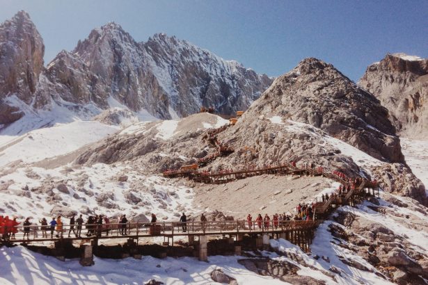 6-fevralga ob-havo prognozi e’lon qilindi 5-fevral soat 20:00 dan 6-fevral soat 20:00 gacha O‘zbekiston hududida havo o‘zgaruvchan bo‘ladi. Ayrim joylarda yog‘ingarchilik kuzatiladi, yomg‘ir qorga aylanishi mumkin. Ko‘plab hududlarda tuman tushishi ehtimoli bor. Toshkent shahrida vaqti-vaqti bilan yog‘ingarchilik bo‘ladi. Shamol g‘arbdan 3–8 m/s tezlikda esadi. Havo harorati kechasi va kunduzi 3–5 daraja iliq atrofida bo‘ladi. Qoraqalpog‘iston Respublikasi va Xorazm viloyatida yog‘ingarchilik kutilmaydi, ayrim hududlarda tuman tushishi mumkin. Shamol g‘arbdan 7–12 m/s tezlikda esadi. Harorat kechasi 7–12 daraja sovuq, ba’zi joylarda 14 daraja sovuqqacha tushadi. Kunduzi 0–5 daraja sovuq bo‘ladi, Ustyurt hududida esa kechasi 15–18 daraja sovuq, kunduzi 9–12 daraja sovuq bo‘lishi kutilmoqda. Buxoro va Navoiy viloyatlarida ba’zi joylarda yog‘ingarchilik bo‘ladi, tuman tushishi ehtimoli mavjud. Shamol g‘arbdan sharqqa burilib, 7–12 m/s tezlikda esadi, ayrim joylarda 18 m/s gacha kuchayadi. Harorat kechasi 2 daraja sovuqdan 3 daraja iliqqacha, kunduzi esa 2–7 daraja iliq bo‘ladi. Toshkent viloyati, Sirdaryo, Jizzax va Samarqand viloyatlarida ham o‘zgaruvchan ob-havo saqlanadi. Ayrim hududlarda yog‘ingarchilik va tuman kuzatiladi. Harorat kechasi va kunduzi 1–6 daraja iliq bo‘ladi. Qashqadaryo va Surxondaryo viloyatlarida yog‘ingarchilik ehtimoli bor. Harorat kechasi 0–5 daraja iliq, kunduzi esa 5–10 daraja iliq bo‘lishi kutilmoqda. Shamol sharqdan 7–12 m/s tezlikda esadi, ayrim joylarda kuchayishi mumkin. Andijon, Namangan va Farg‘ona viloyatlarida ham tuman va yog‘ingarchilik ehtimoli saqlanib qoladi. Shamol sharqdan 5–10 m/s tezlikda esadi, harorat kechasi va kunduzi 1–6 daraja iliq bo‘ladi. Respublikaning tog‘li hududlarida vaqti-vaqti bilan yomg‘ir va qor yog‘adi, ayrim joylarda kuchli bo‘lishi mumkin. Tuman tushadi va qor ko‘chishi xavfi mavjud. Harorat kechasi va kunduzi 2–7 daraja sovuq bo‘ladi. Qaynoq24.uz 5-fevral kuni qanday ob-havo kuzatilishi haqida yozgan edi.