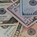 16-fevral kuni valyutalar kursi qanday qiymatda bo‘ladi Markaziy bank tomonidan 16-fevral uchun valyutalar kursi e’lon qilindi. Unga ko‘ra, AQSh dollari 54,6 so‘mga arzonlab, 12 220,98 so‘mni tashkil etdi. Yevro 96,68 so‘mga tushdi va 14 495,30 so‘m etib belgilandi. Britaniya funt sterlingi ham sezilarli kamaydi. Kurs 106,3 so‘mga pasayib, 16 648,64 so‘m bo‘ldi. Shveysariya franki 104,16 so‘mga arzonladi va 15 877,59 so‘mni tashkil etdi. Rossiya rubli 0,71 so‘mga tushib, 158,38 so‘m darajasida qayd etildi. Yaponiya iyenasi 0,67 so‘mga arzonlab, 79,61 so‘m bo‘ldi. Xitoy yuani esa 9,8 so‘mga pasayib, 1 768,93 so‘m etib belgilandi. Shunday qilib, 16-fevraldagi savdolar yakuniga ko‘ra so‘m asosiy xorijiy valyutalarga nisbatan mustahkamlandi. Qaynoq24.uz 13-fevral kuni oltin quymalari qanday narxda sotilishi haqida yozgan edi.