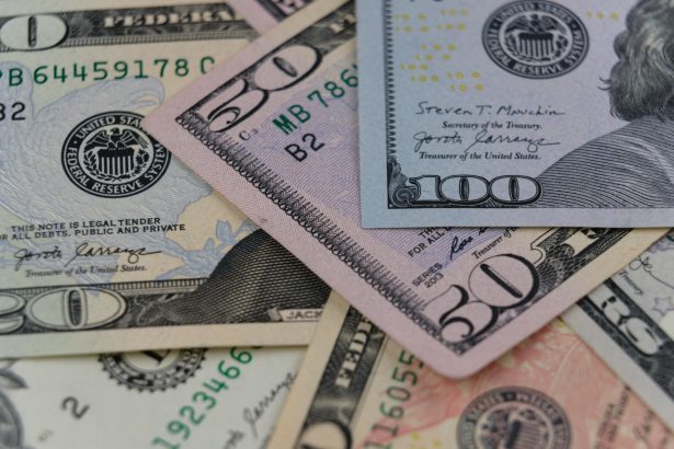 16-fevral kuni valyutalar kursi qanday qiymatda bo‘ladi Markaziy bank tomonidan 16-fevral uchun valyutalar kursi e’lon qilindi. Unga ko‘ra, AQSh dollari 54,6 so‘mga arzonlab, 12 220,98 so‘mni tashkil etdi. Yevro 96,68 so‘mga tushdi va 14 495,30 so‘m etib belgilandi. Britaniya funt sterlingi ham sezilarli kamaydi. Kurs 106,3 so‘mga pasayib, 16 648,64 so‘m bo‘ldi. Shveysariya franki 104,16 so‘mga arzonladi va 15 877,59 so‘mni tashkil etdi. Rossiya rubli 0,71 so‘mga tushib, 158,38 so‘m darajasida qayd etildi. Yaponiya iyenasi 0,67 so‘mga arzonlab, 79,61 so‘m bo‘ldi. Xitoy yuani esa 9,8 so‘mga pasayib, 1 768,93 so‘m etib belgilandi. Shunday qilib, 16-fevraldagi savdolar yakuniga ko‘ra so‘m asosiy xorijiy valyutalarga nisbatan mustahkamlandi. Qaynoq24.uz 13-fevral kuni oltin quymalari qanday narxda sotilishi haqida yozgan edi.