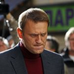 Buyuk Britaniya: Navalniy zahar orqali o‘ldirilgan Buyuk Britaniya va bir qator Yevropa davlatlari rossiyalik muxolifatchi Aleksey Navalniy zahar yordamida o‘ldirilganini bildirdi. Bu haqda BBC xabar bermoqda. Bayonotga ko‘ra, u Janubiy Amerikadagi zaharli qurbaqa toksinidan tayyorlangan modda bilan zaharlangan. Britaniya tashqi ishlar vaziri Ivett Kuper Myunxen xavfsizlik konferensiyasida so‘zga chiqib, bunday zahardan foydalanish uchun imkon, sabab va sharoit faqat Rossiya davlatida bo‘lganini qays etgan. Uning aytishicha, Navalniy qamoqda bo‘lgan paytda zaharlangan. Buyuk Britaniya, Shvetsiya, Fransiya, Germaniya va Niderlandiya qo‘shma bayonot e’lon qildi. Unda epibatidin nomli o‘ta xavfli neyrotoksin Navalniy tanasida aniqlangani ta’kidlandi. Bu modda Janubiy Amerikadagi ayrim zaharli qurbaqalarda tabiiy uchraydi. Rossiyada u tabiiy holda mavjud emas. Buyuk Britaniya mazkur holatni Kimyoviy qurollarni taqiqlash tashkilotiga ma’lum qildi. London Rossiya Kimyoviy qurollar konvensiyasini buzgan bo‘lishi mumkinligini bildirdi. Navalniy 2024-yil 16-fevral kuni Sibir koloniyasida 47 yoshida vafot etgan. U korrupsiyaga qarshi kurashuvchi va Kremlning keskin tanqidchilaridan biri edi. 2020-yilda u “Novichok” moddasi bilan zaharlangan, keyin Germaniyada davolangan va Rossiyaga qaytgach hibsga olingan. Navalniyning rafiqasi Yuliya Navalnaya avval ham eri zaharlanganini bildirgan edi. U Yevropa davlatlariga ikki yillik tekshiruv uchun minnatdorlik bildirgan.