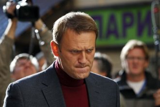 Buyuk Britaniya: Navalniy zahar orqali o‘ldirilgan Buyuk Britaniya va bir qator Yevropa davlatlari rossiyalik muxolifatchi Aleksey Navalniy zahar yordamida o‘ldirilganini bildirdi. Bu haqda BBC xabar bermoqda. Bayonotga ko‘ra, u Janubiy Amerikadagi zaharli qurbaqa toksinidan tayyorlangan modda bilan zaharlangan. Britaniya tashqi ishlar vaziri Ivett Kuper Myunxen xavfsizlik konferensiyasida so‘zga chiqib, bunday zahardan foydalanish uchun imkon, sabab va sharoit faqat Rossiya davlatida bo‘lganini qays etgan. Uning aytishicha, Navalniy qamoqda bo‘lgan paytda zaharlangan. Buyuk Britaniya, Shvetsiya, Fransiya, Germaniya va Niderlandiya qo‘shma bayonot e’lon qildi. Unda epibatidin nomli o‘ta xavfli neyrotoksin Navalniy tanasida aniqlangani ta’kidlandi. Bu modda Janubiy Amerikadagi ayrim zaharli qurbaqalarda tabiiy uchraydi. Rossiyada u tabiiy holda mavjud emas. Buyuk Britaniya mazkur holatni Kimyoviy qurollarni taqiqlash tashkilotiga ma’lum qildi. London Rossiya Kimyoviy qurollar konvensiyasini buzgan bo‘lishi mumkinligini bildirdi. Navalniy 2024-yil 16-fevral kuni Sibir koloniyasida 47 yoshida vafot etgan. U korrupsiyaga qarshi kurashuvchi va Kremlning keskin tanqidchilaridan biri edi. 2020-yilda u “Novichok” moddasi bilan zaharlangan, keyin Germaniyada davolangan va Rossiyaga qaytgach hibsga olingan. Navalniyning rafiqasi Yuliya Navalnaya avval ham eri zaharlanganini bildirgan edi. U Yevropa davlatlariga ikki yillik tekshiruv uchun minnatdorlik bildirgan.