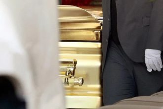 Meksikalik narkobaron “El Mencho” oltin tobutda dafn etildi