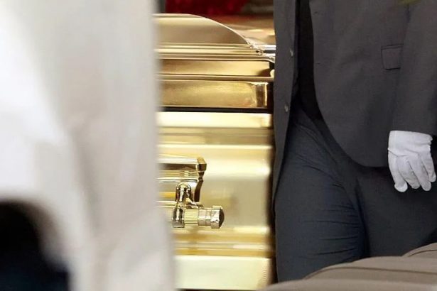 Meksikalik narkobaron “El Mencho” oltin tobutda dafn etildi