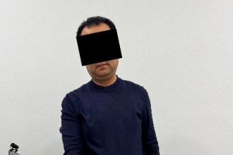 Oliy ta’lim vazirligi xodimi 100 ming dollar olgan vaqtda ushlandi