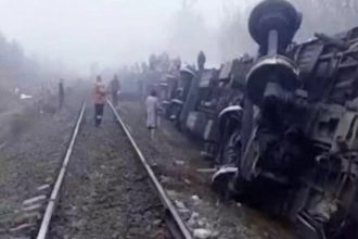 Rossiyada yo‘lovchi poyezdi relsdan chiqdi