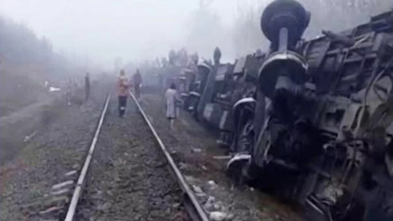 Rossiyada yo‘lovchi poyezdi relsdan chiqdi