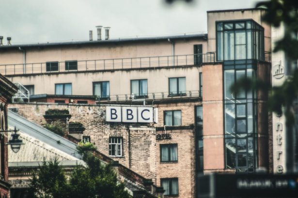 BBC Media xodimlarining 10 foizini qisqartiradi