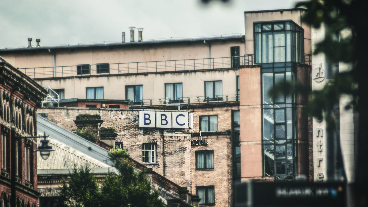 BBC Media xodimlarining 10 foizini qisqartiradi