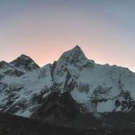 Nepal orqali Everestga bir kunda rekord darajada alpinist chiqdi