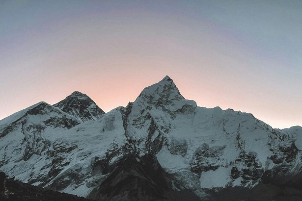 Nepal orqali Everestga bir kunda rekord darajada alpinist chiqdi