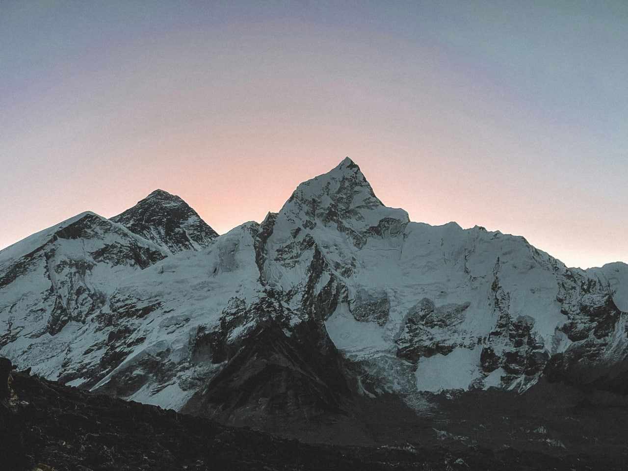 Nepal orqali Everestga bir kunda rekord darajada alpinist chiqdi