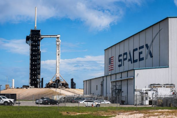 SpaceX kompaniyasi dunyodagi eng yirik raketani sinovdan o‘tkazdi