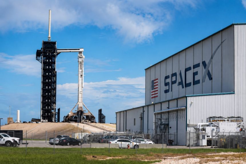SpaceX kompaniyasi dunyodagi eng yirik raketani sinovdan o‘tkazdi