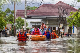 Indoneziyada halokatli suv toshqinlari va ko‘chkilar oqibatida 300 dan ortiq kishi halok bo‘ldi