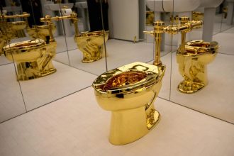 Nyu-Yorkda 18 karat oltindan yasalgan to‘liq ishlaydigan unitaz $12,1 mln ga sotildi